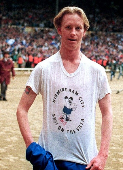 Paul Tait – “Birmingham City s**t on the Villa”: Tait bị phạt 3.000 bảng vì chiếc áo này khi trưng bày nó vào năm 1995, dù anh thanh minh rằng mình mặc áo với ý hài hước.